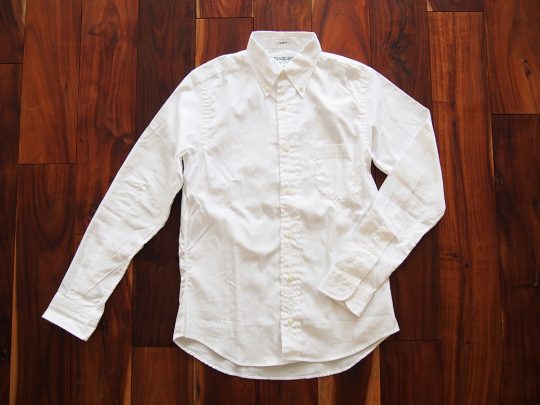 白のコットンシャツ